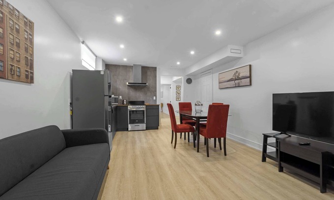 Toronto Casa | Full 2 Bdrm Private Unit w/parking