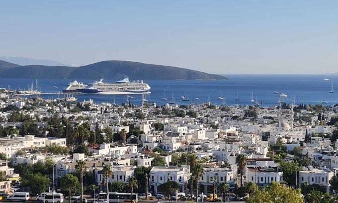 Bodrum City Center Apartamento | FULL CASTLE VİEW. 3+3 BRUTALIST CONCEPTIONAL DESIGN + 28sqm BALCONY + SAUNA