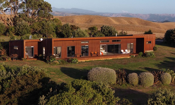 Raglan Cama Y Desayuno | Full Coastal Retreat, 3 Rooms, Hot tub, Views!