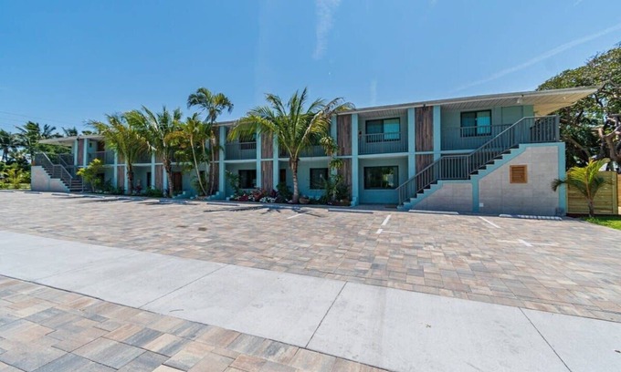 Cocoa Beach Apartamento | Beautifully Renovated 16 Bedroom Accommodation