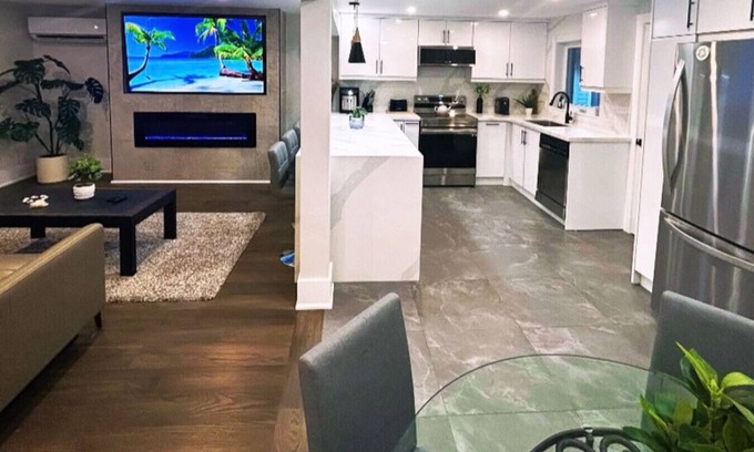 Wasaga Beach Casa | Full Cottage STEPS 2 BEACH Drive 2 Blue Mountain
