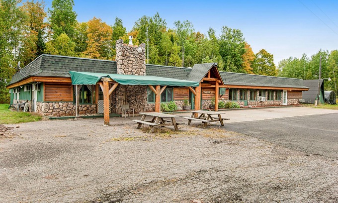 Presque Isle Cabina | Full hotel with bar, commercial kitchen, pool table & fireplaces - dog-friendly