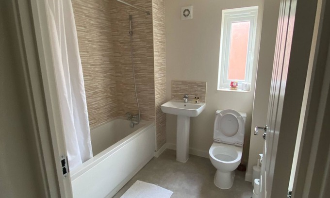 Hull Casa | Full house- Free Parking, Wifi, and appliances to make your stay comfortable.