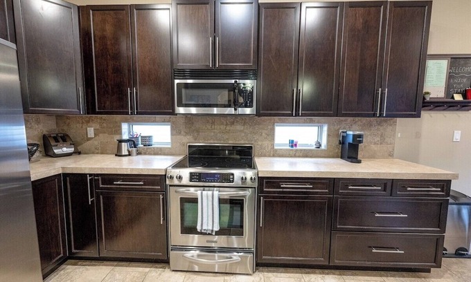 Grande Prairie Casa | Full House / Game Room / Hot Tub / TV Projector / BBQ
