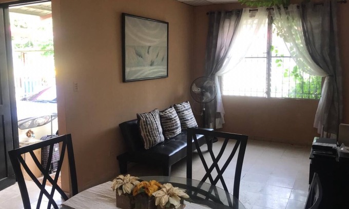 San Antonio Casa | full house near to airport and shopping center los pueblos and metro mall, and ,