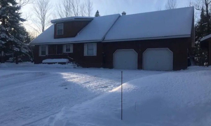White Pine Casa | Full House on secluded road, 4 bed 2 bath, fully furnished basement w/bar + beds
