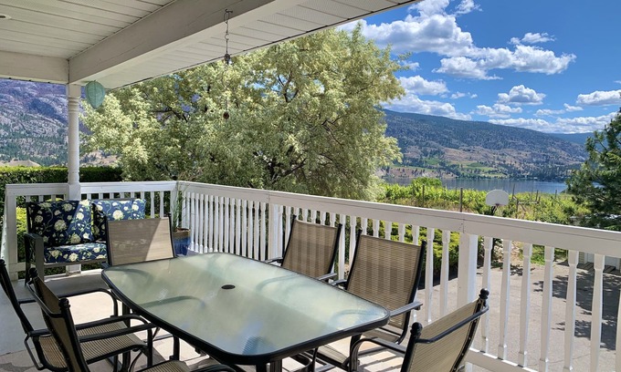 Okanagan-Similkameen Cama Y Desayuno | Preciosas vistas al lago Skaha en abundancia, vistas a la montaña desde viñedos / huertos privados