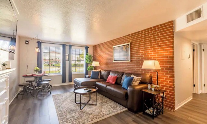 Oakford Park Apartamento | Full kitchen - mins to airport, downtown, concerts.