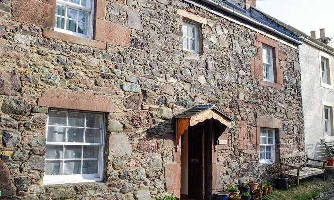 Abernethy Cabaña | Full of character, this cosy cottage is in a quiet lane in a charming village.