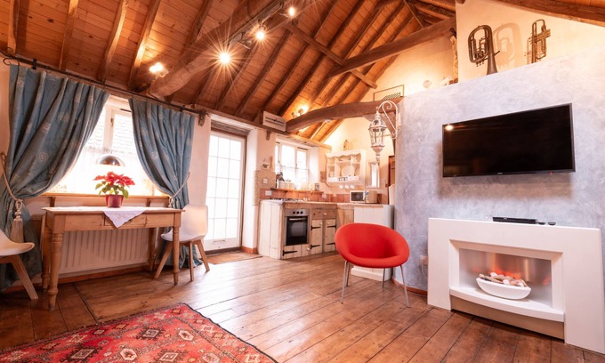 Sudbury Cabaña | Snow Cottage, laid back style, with footpaths to a great Macro Brewery Pub