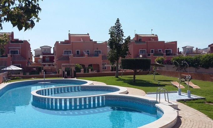 Los Montesinos Casa | Casa totalmente climatizada con piscina comunitaria.