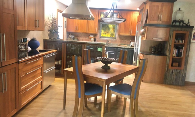 Verona Casa | Fully decked out 4 Bdrm, relaxing backyard retreat. Minutes from Epic