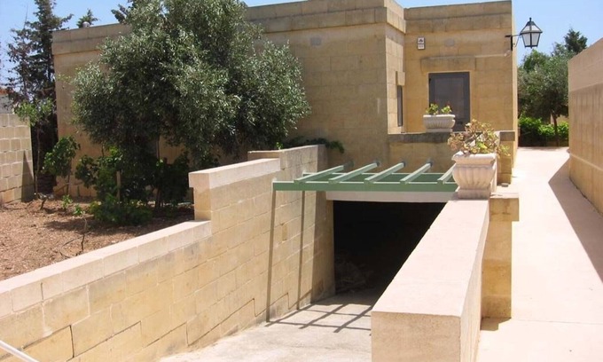 Xewkija Casa | Bungalow completamente independiente con increíble piscina desbordante de laguna y jardín amurallado
