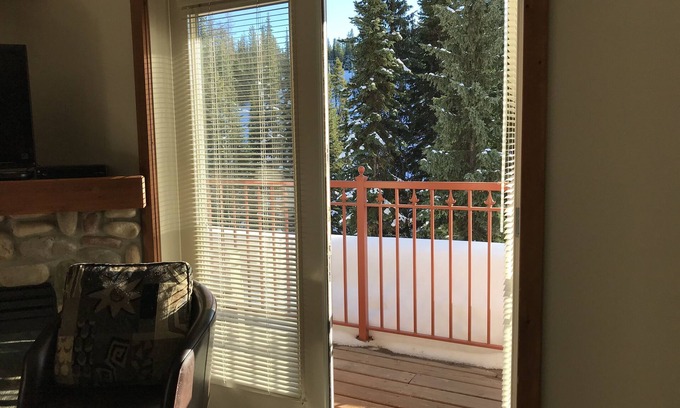Silver Star Mountain Apartamento | Fully Equipped Creekside Studio with Outdoor Shared Hot Tub and Pet Friendly!!