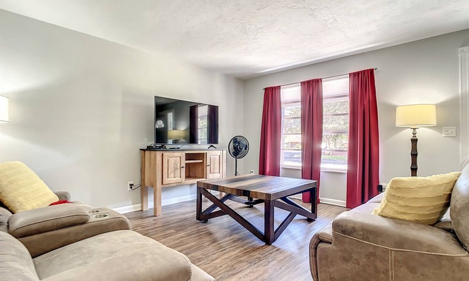 Deltona Lakes Casa | Fully Equipped 3BR Home in Deltona FL w/Garage