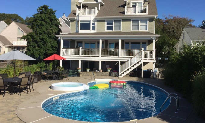 Brick Casa | FIN DE LA OFERTA DE VERANO en Open Waterfront Home w / pool