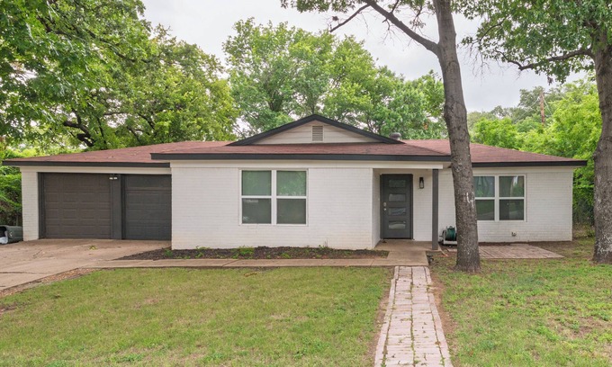 Lake Worth Cabaña | Fully Equipped DFW Retreat · Walk to Lake & Dining