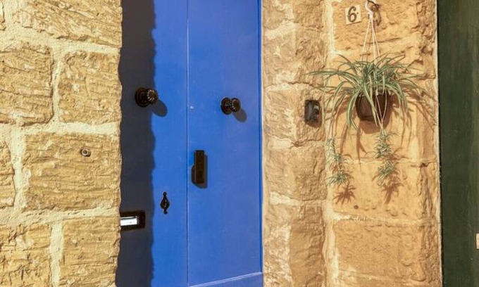 Ħal Bisbut Apartamento | Fully equipped home with working space w/WIFI & AC