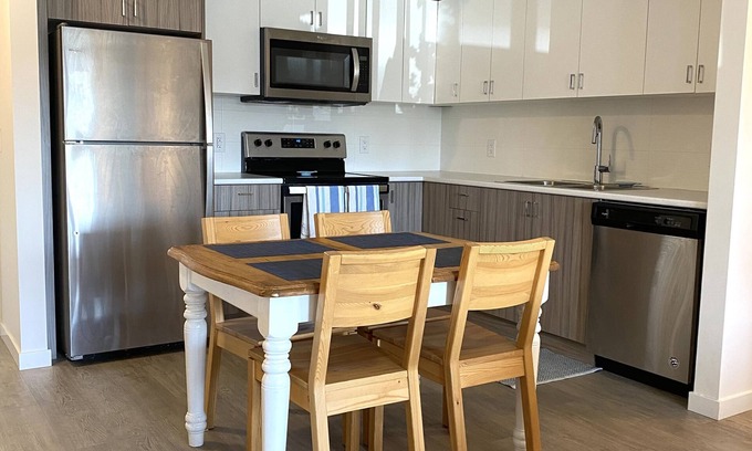North Glenmore Condominio | Fully equipped Rental. 3 Beds 3 baths