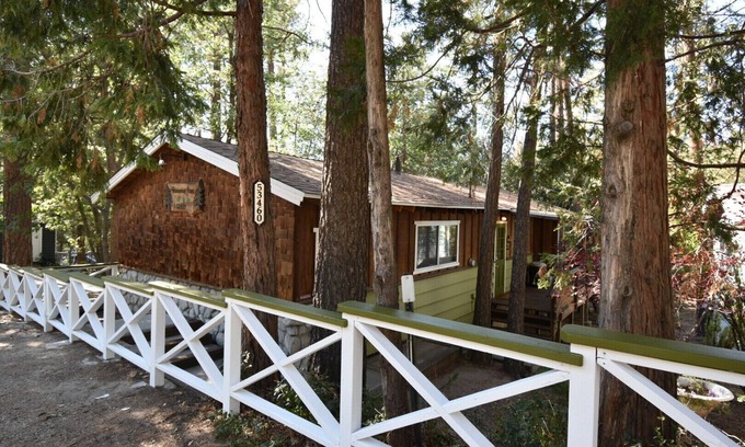 Idyllwild Cabina | Fully fenced backyard for pets. Pets stay free!