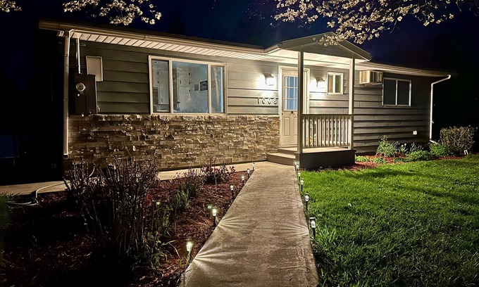 Walla Walla Casa | Fully Fenced Backyard, Fire Pit, BBQ, Sunset Views, Family & Pet Friendly! Fenced Back Yard