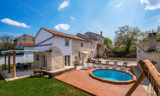 Modrusani Villa | Totalmente vallada, admite mascotas, ideal para familias.