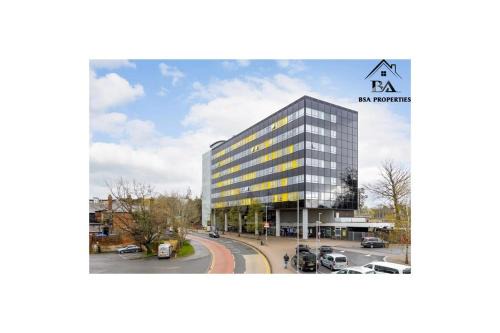 Bracknell Apartamento | Fully Furnished 2 Bed 2 Bath City Centre Luxury Apartment - Free Parking but reservation needed - Pets Allowed