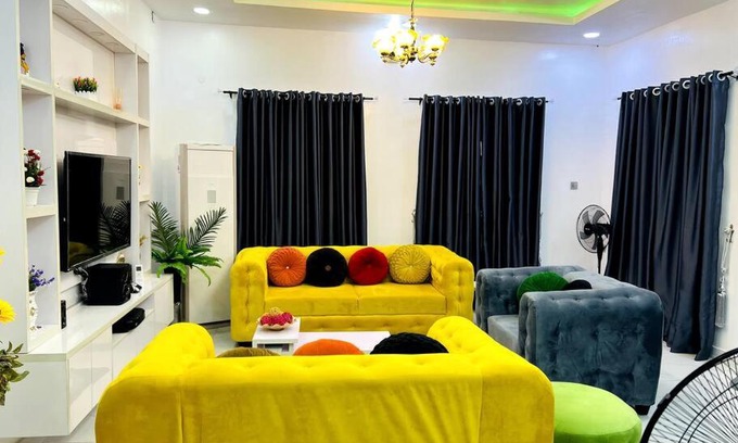 Ojodu Apartamento | Fully furnished 3-bedroom flat with parking area.