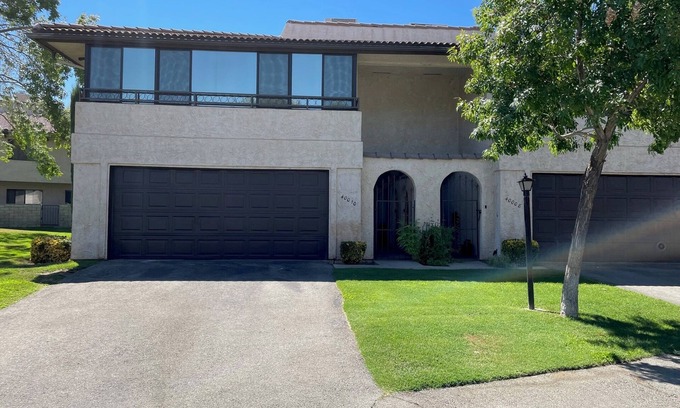 Palmdale Condominio | Fully Furnished, 3 King Bedrooms, Townhouse on Bluebird Lane, Palmdale