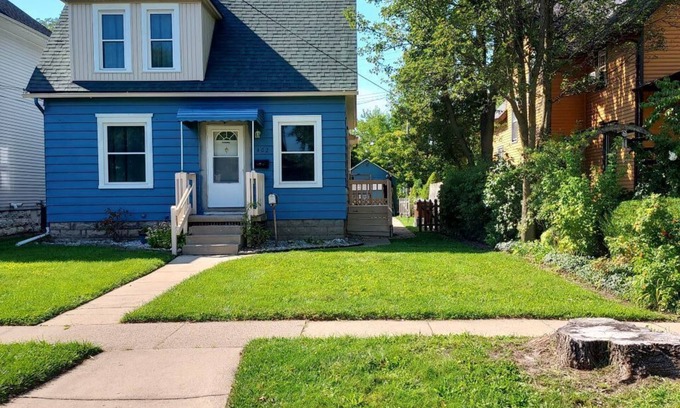 Monroe Apartamento | TOTALMENTE amueblado, limpio, acogedor, dúplex de 1 dormitorio en el centro de Monroe, MI