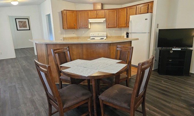 Voth Casa | Fully Furnished Home near Orange and near Beaumont - All Utilities Included