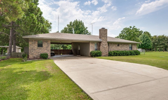 Yantis Casa | Completamente amueblado Lake Fork Waterfront Propiedad con Boat House!