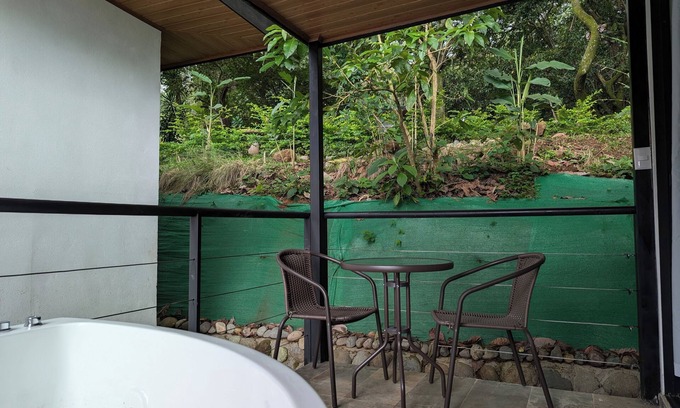 San José Cabina | Fully furnished lodges with hot tub in Atenas - WiFi, trails, nature.