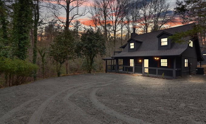 Cleveland Cabina | Mid Term Rental, 10 mins to Helen, Creekside Fishing, Firepit