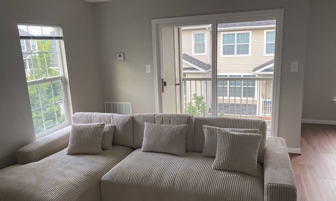 Wheaton Condominio | Fully furnished room in sun-drenched condo. 7 minute walk to Wheaton metro.
