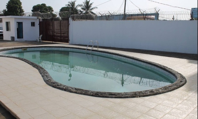 Monrovia Casa | Apartamento de 1 cama totalmente amueblado y con servicio de dieciséis
