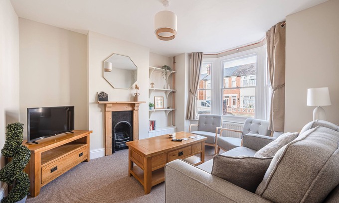 Ipswich Casa | Fully Furnished Three Bed House With Free Parking