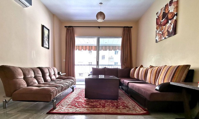 Hamra Apartamento | Apartamento completamente amueblado de dos dormitorios en la calle principal de Hamra