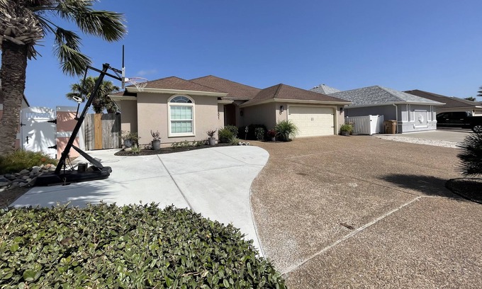 Corpus Christi Casa | Fully-furnished waterfront home with amazing sunset views and custom finishings