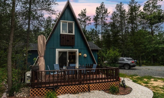 Friendship Cabina | Fully Loaded Cabin, Coffee Bar, NEW Hot Tub, Epic Firepit, Close to the Dells