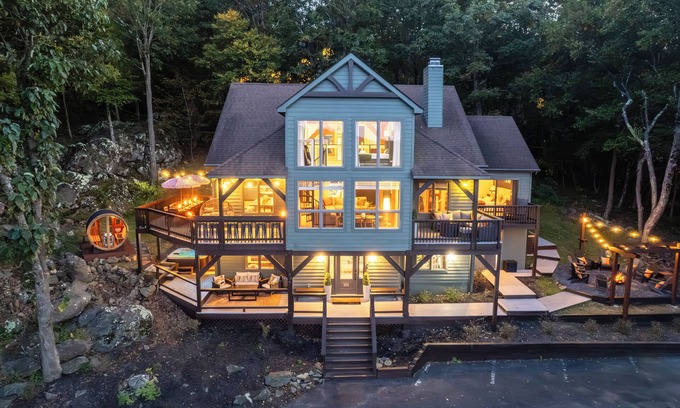 Chestnut Springs Chalet De Esquí | Fully Loaded 8BR in Wintergreen! Sleeps 23
