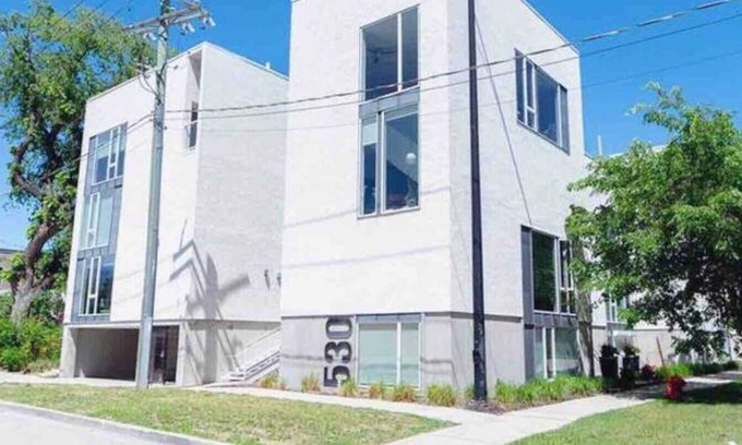 Winnipeg Condominio | Condominio estilo casa adosada totalmente privado en el distrito Art, estacionamiento gratuito y azotea privada.