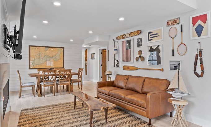 Fontana Apartamento | Fully remodeled Lake Retreat-Walking distance to Lake Geneva includes boat slip!