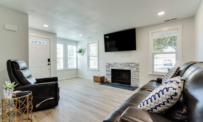 Central Oregon Casa | Fully Remodeled 2 Bedroom Home! Fantastic Central Location!