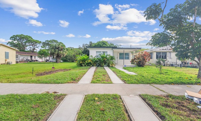 Fort Pierce Casa | Fully Remodeled 3 bed 1 bath Minutes From The Beach with Retro Arcade!