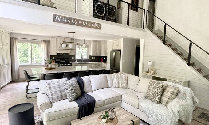 Bellaire Cabaña | Fully remodeled cottage on private wooded setting, minutes from golf and skiing!