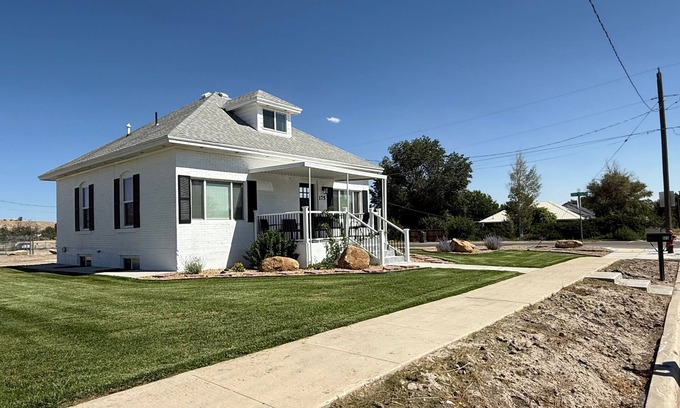Price Casa | Fully Remodeled Downtown Gem Modern Comfort 3 Bedroom Sleeps 8 Plenty of Parking