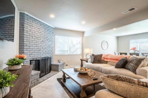 Carmichael Casa | FULLY REMODELED HOME WITH SERENITY