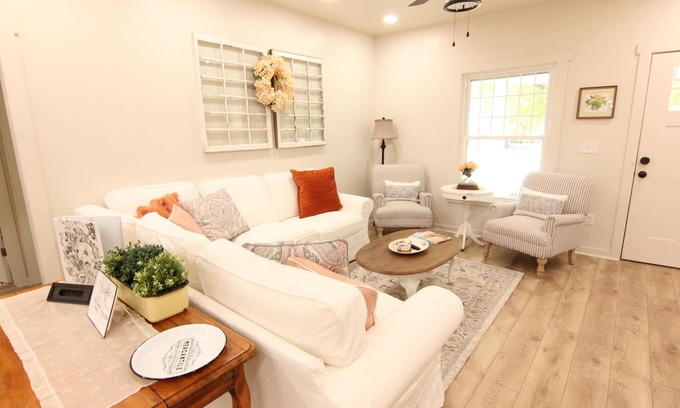 Pawhuska Casa | Fully Remodeled! Three minute WALK to the Pioneer Woman Merc!