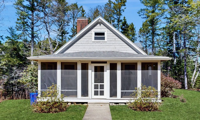 West Boothbay Harbor Casa | Fully Remodeled Coastal Retreat with Spacious Deck and Dog-Friendly Comfort